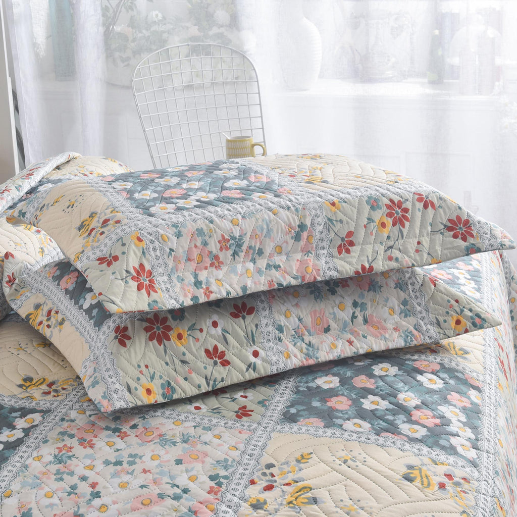 3 Piece Luxury Quilted Bedspread Set – Reversible Floral Patchwork Bedspread with Pillow Shams | Soft Microfibre Bed Throw for Double & King Size Beds