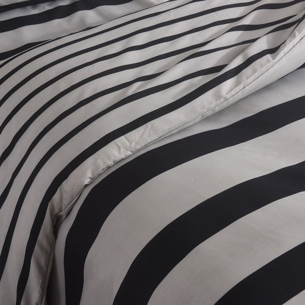 Hadi London 4 Piece Microfibre Bedding Set – Reversible Duvet Cover, Fitted Sheet & Pillowcases