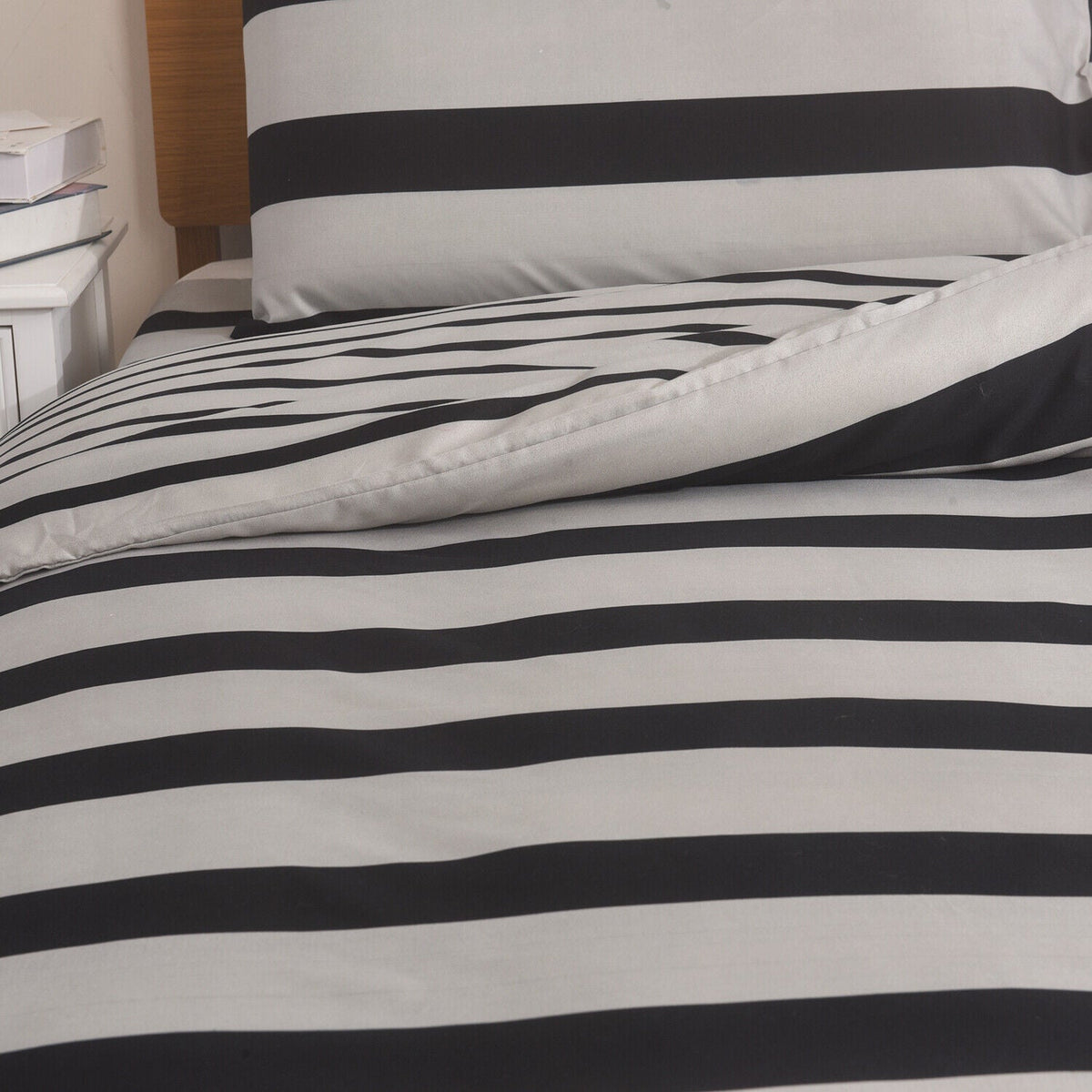 Hadi London 4 Piece Microfibre Bedding Set – Reversible Duvet Cover, Fitted Sheet & Pillowcases