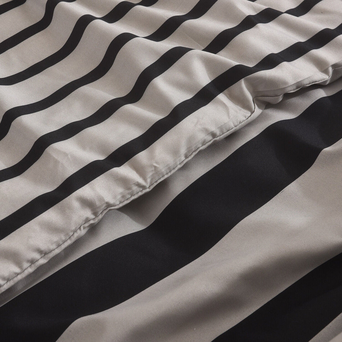 Hadi London 4 Piece Microfibre Bedding Set – Reversible Duvet Cover, Fitted Sheet & Pillowcases