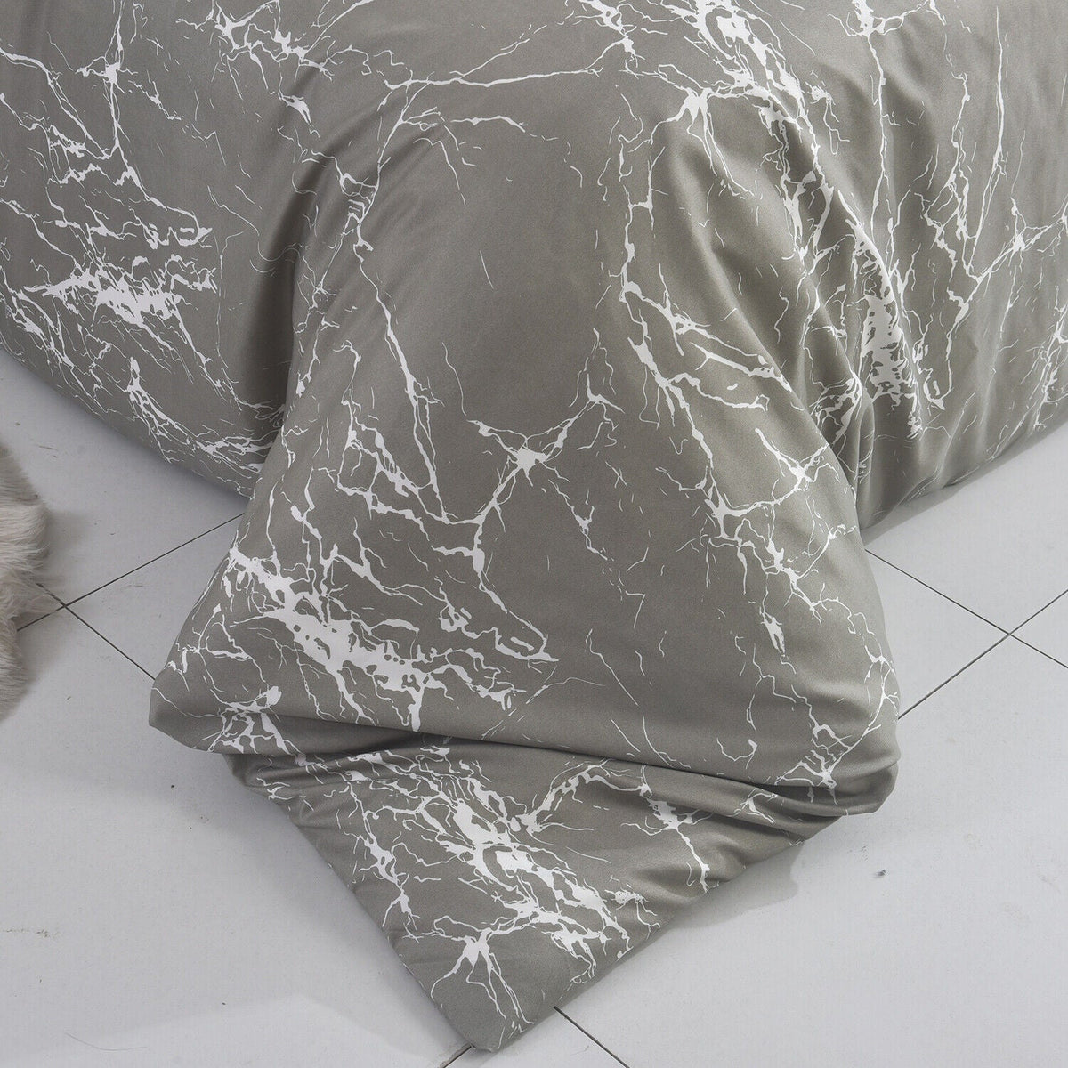 Hadi London Obsidian Marble 4 Piece Microfibre Bedding Set – Duvet Cover, Fitted Sheet & Pillowcases
