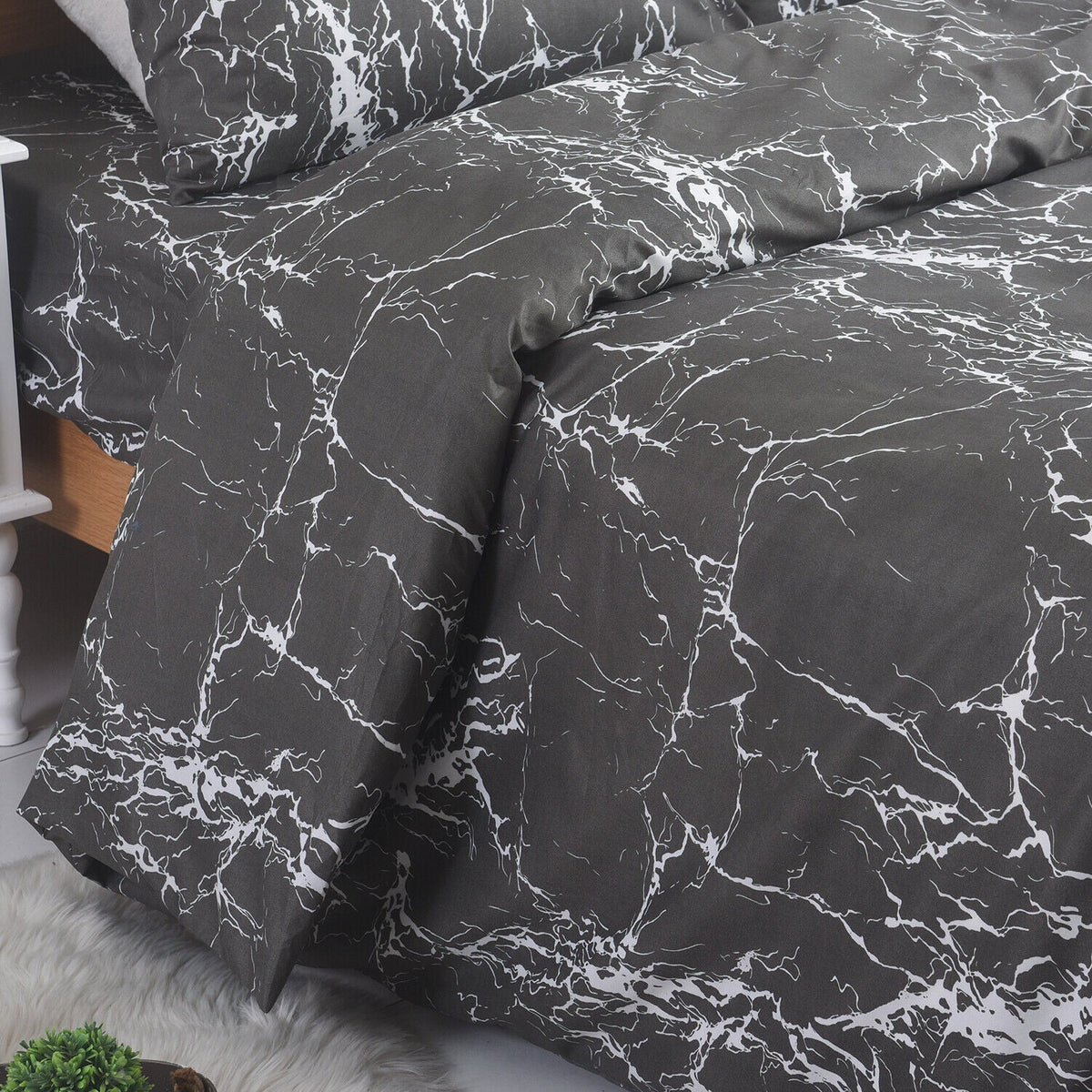 Hadi London Obsidian Marble 4 Piece Microfibre Bedding Set – Duvet Cover, Fitted Sheet & Pillowcases