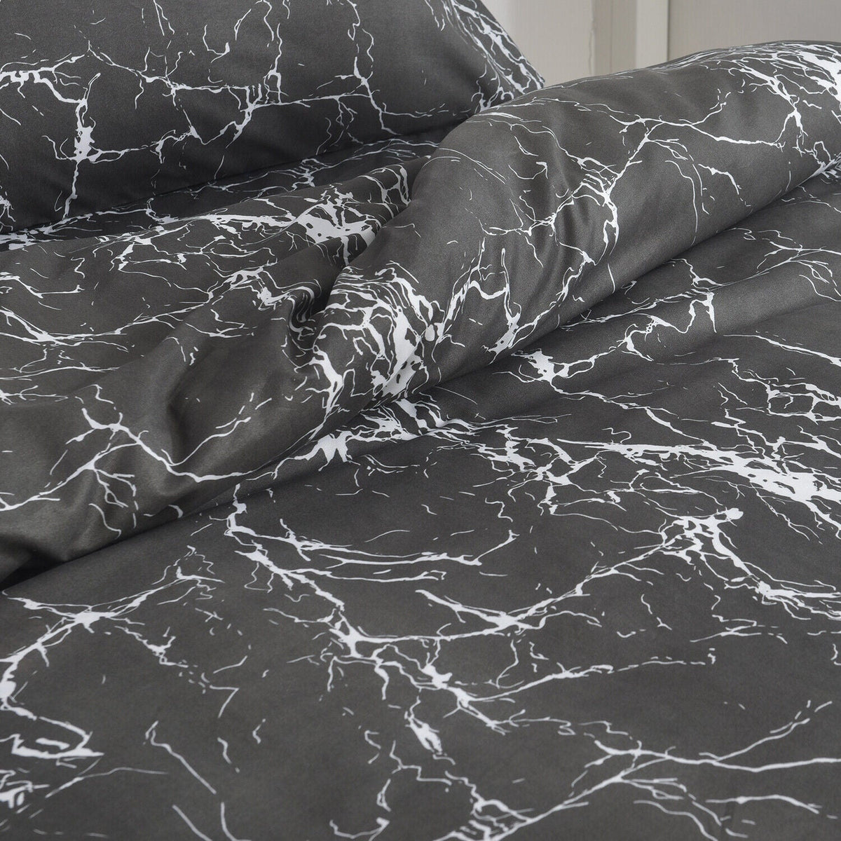 Hadi London Obsidian Marble 4 Piece Microfibre Bedding Set – Duvet Cover, Fitted Sheet & Pillowcases
